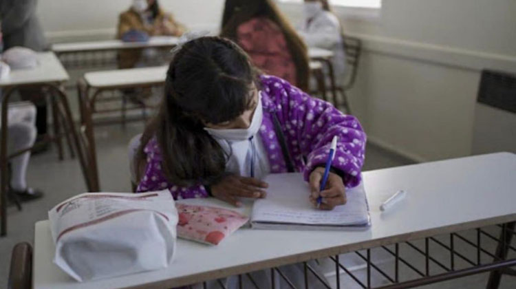 Planean vacunar a alumnos para retomar la presencialidad total en escuelas