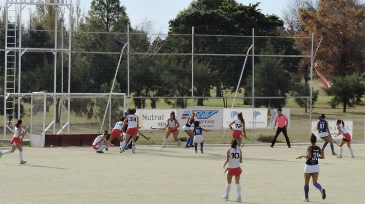 Atl&eacute;tico recibi&oacute; a Bragado Club en el Torneo de Hockey femenino