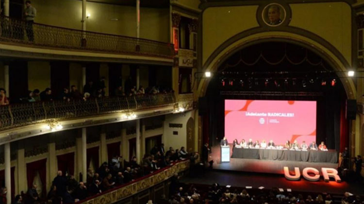 La Convenci&oacute;n de la UCR ratific&oacute; que se queda en Juntos y que quiere un presidente radical
