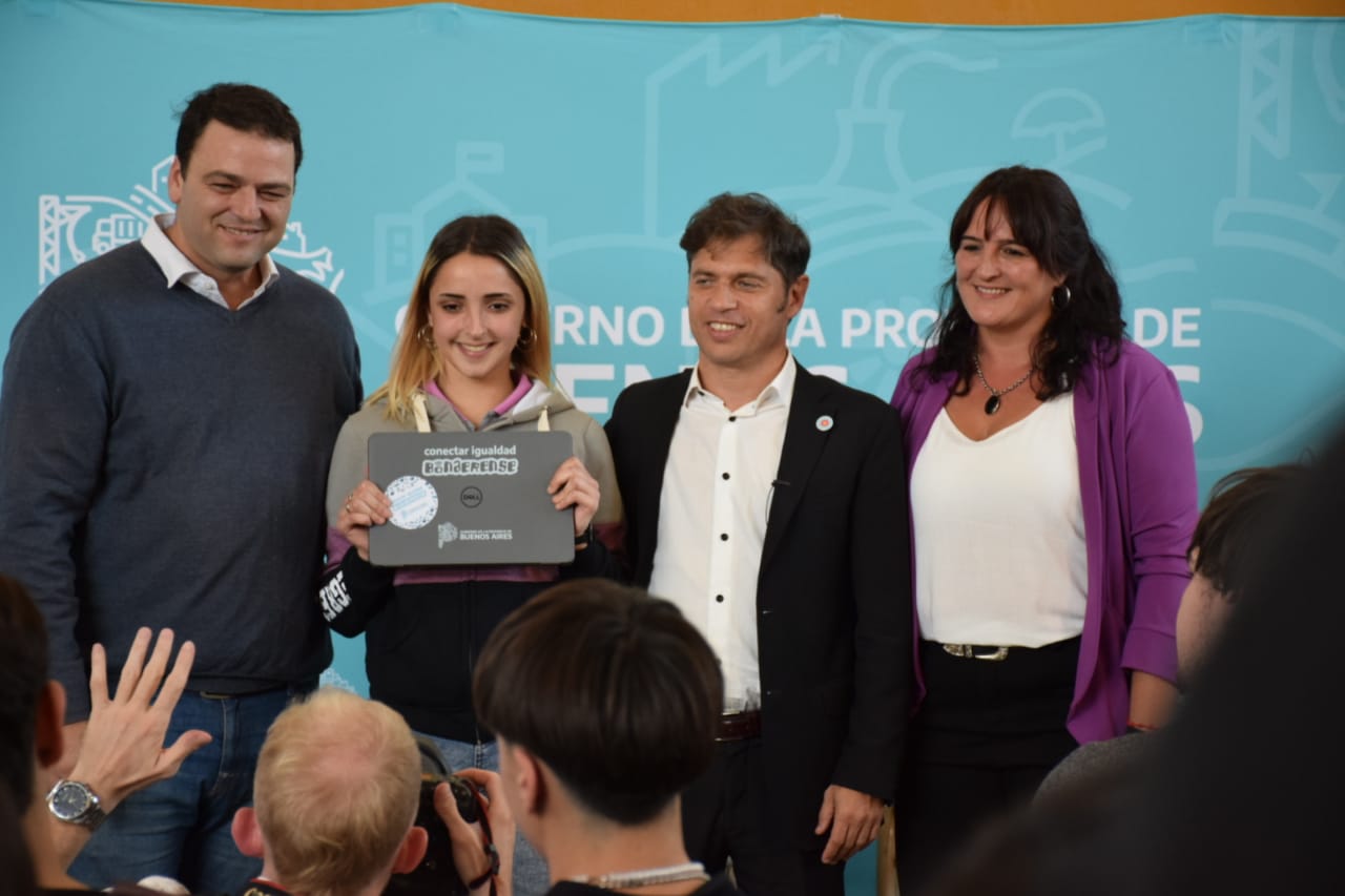 ​Barroso acompa&ntilde;&oacute; al gobernador kicillof en el acto de entrega de netbooks