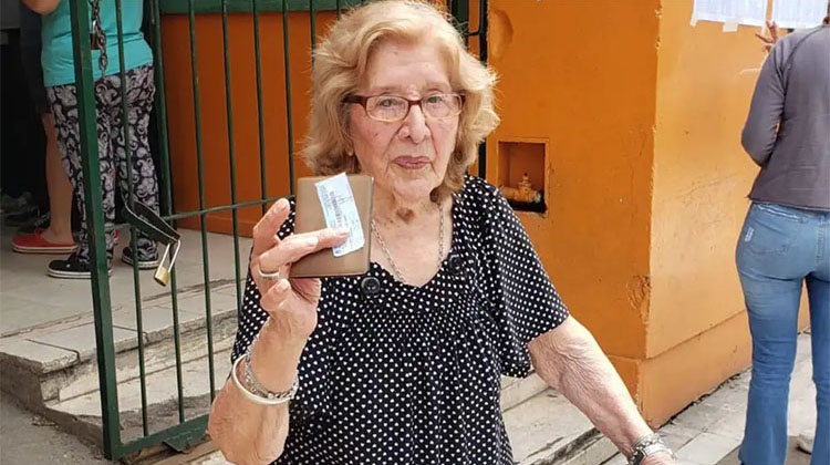 Tiene 104 a&ntilde;os, quiere votar en el balotaje y logr&oacute; que un juez la reincorpore en el padr&oacute;n