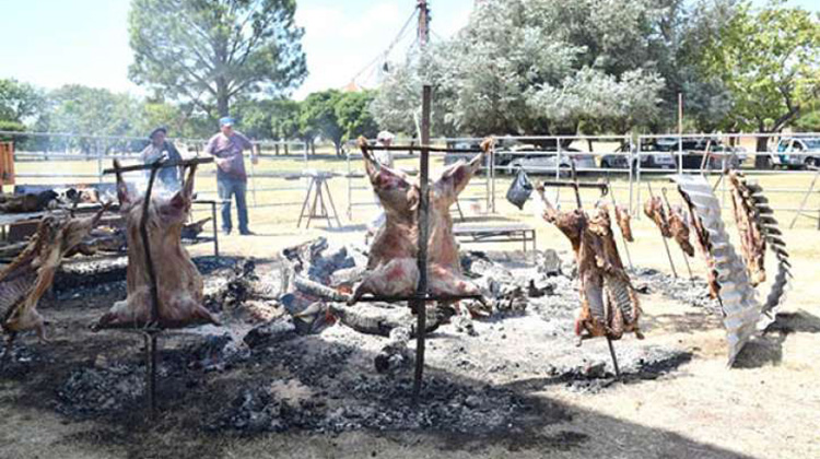 ​12 de Octubre se prepara para la Fiesta de la Torta Frita y el Cordero
