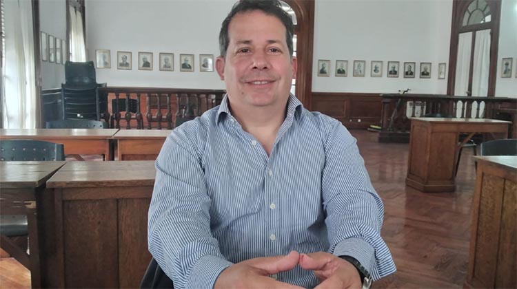 ​Esteban &ldquo;Tete&rdquo; Naud&iacute;n present&oacute; firmas para concretar el transporte escolar en 9 de Julio