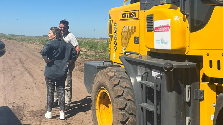 ​La Ni&ntilde;a: Equipos de la direcci&oacute;n provincial de vialidad trabajan en el Camino de la v&iacute;a