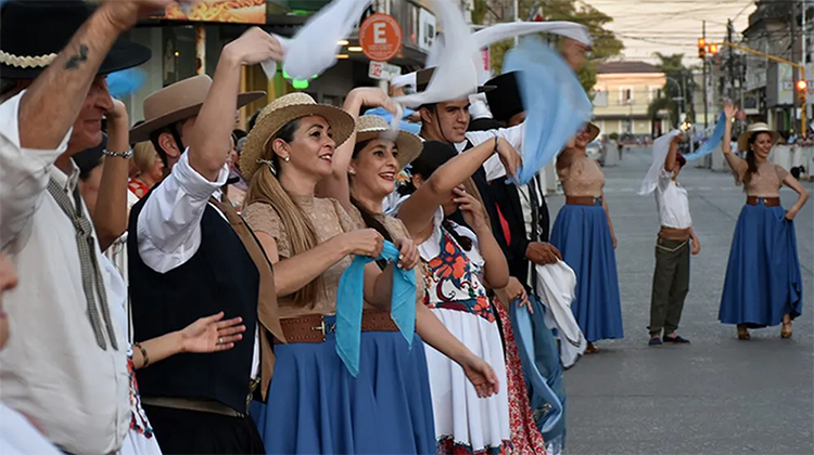 El mes de la Tradici&oacute;n llega con folklore, vida rural y mucho asado