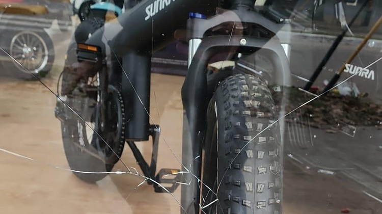 Vandalismo en pleno centro: denuncian destrozos en un comercio 