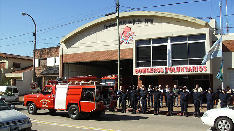 El bombero Eduardo del Castillo fue despedido con aplausos y honores 