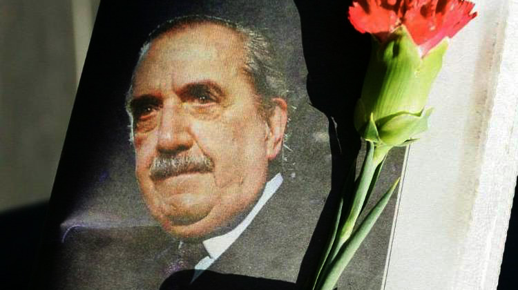 Homenaje a Ra&uacute;l Alfons&iacute;n