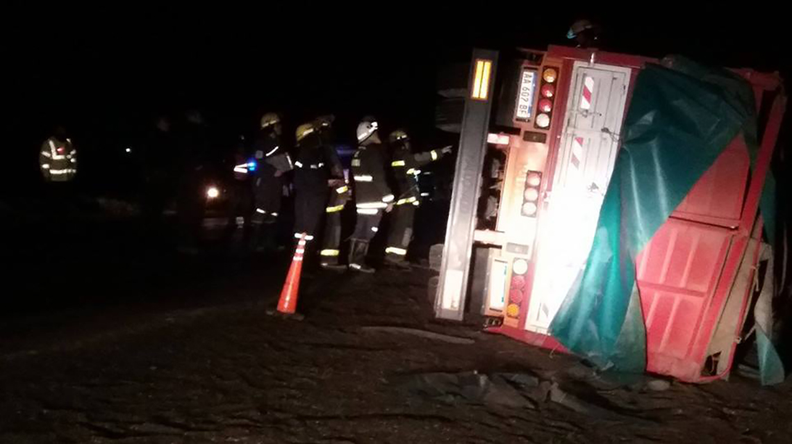 Volc&oacute; cami&oacute;n en Ruta 65