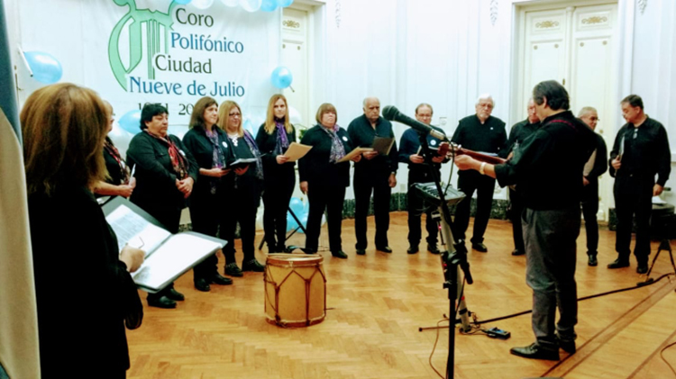 ​El coro Polif&oacute;nico de festejo