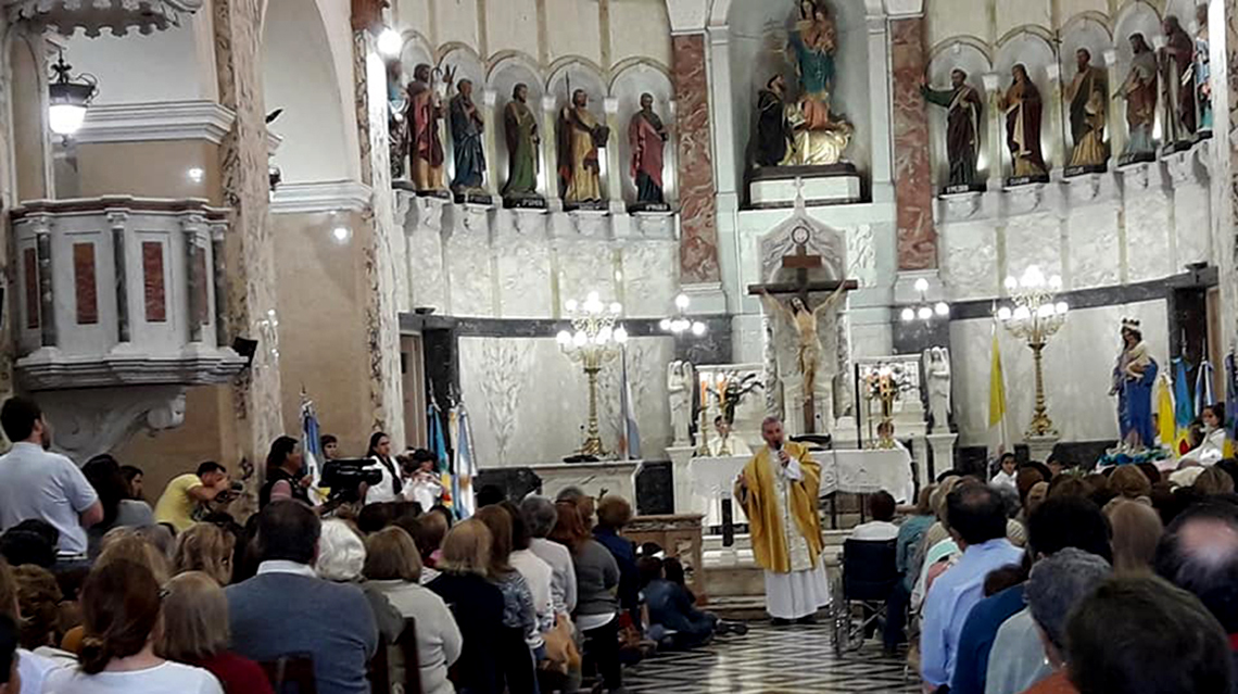 Promovamos el valor de la familia y no nos dejemos seducir por falsas ideolog&iacute;as&rdquo;
